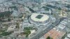 Atemberaubende Luftaufnahme des runden Estádio do Dragão, eingebettet in die urbane Infrastruktur und Verkehrswege der Stadt Porto.